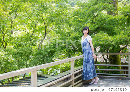 初夏の御岳渓谷を楽しむ旅女子  渓流を楽しむ 森ガール 苔を楽しむ 苔ガール  67195310