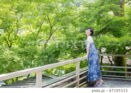 初夏の御岳渓谷を楽しむ旅女子  渓流を楽しむ 森ガール 苔を楽しむ 苔ガール  67195313