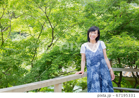 初夏の御岳渓谷を楽しむ旅女子  渓流を楽しむ 森ガール 苔を楽しむ 苔ガール  67195331
