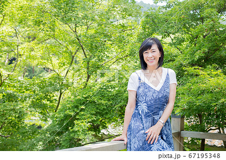 初夏の御岳渓谷を楽しむ旅女子  渓流を楽しむ 森ガール 苔を楽しむ 苔ガール  67195348