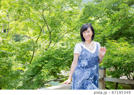 初夏の御岳渓谷を楽しむ旅女子 渓流を楽しむ 森ガール 苔を楽しむ 苔ガール 初夏の御岳渓谷を楽しむ旅女子 渓流を楽しむ 森ガール 苔を楽しむ 苔ガール 67195349