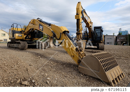 空き地に置いてあるショベルカーの写真素材