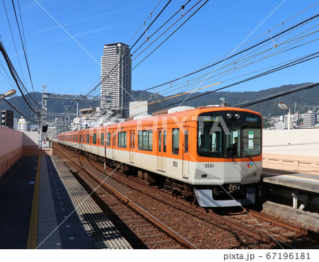 住吉駅を通過する阪神電車 67196181
