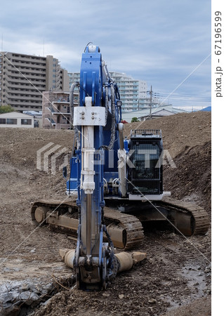 工事現場に置いてあるショベルカー 工事現場に置いてあるショベルカー 67196599