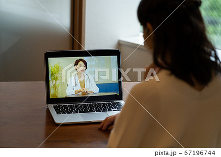 オンライン診療を受ける女性 67196744