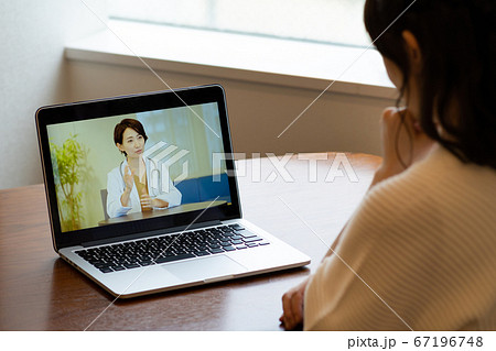 オンライン診療を受ける女性 67196748