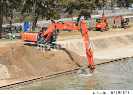 武庫川の堤防工事で使われるショベルカー 67196873