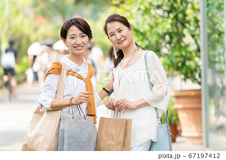 買い物をする母と娘 67197412