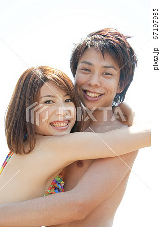 抱き合うカップル 抱き合うカップル 67197935