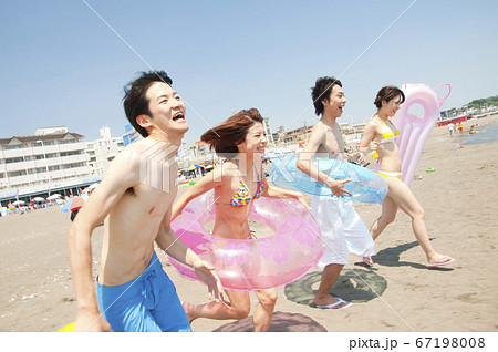 海で遊ぶ男女の写真素材