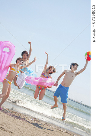 海で遊ぶ男女の写真素材