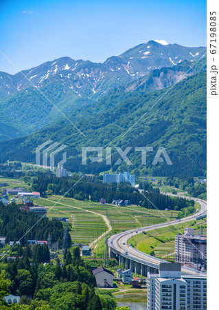 関越自動車道　谷川連峰方面の景色　　新潟県岩原からの景観 67198085
