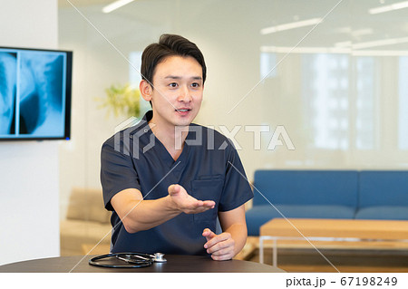 診察する若い医師 67198249