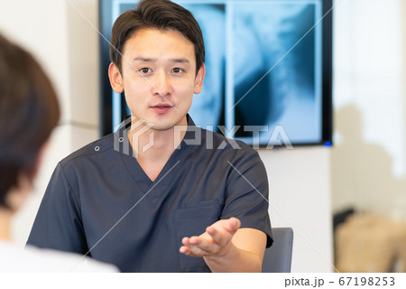 診察する若い医師と患者 診察する若い医師と患者 67198253