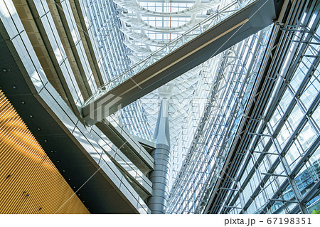 【東京都】美しい建築で知られる東京国際フォーラムの内観 67198351