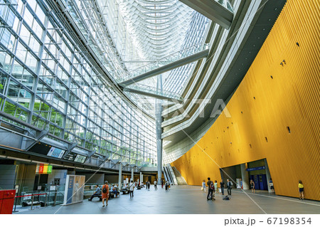 【東京都】美しい建築で知られる東京国際フォーラムの内観 67198354