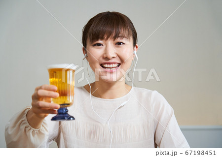 オンライン飲み会　Zoom飲み会　LINE飲み会　ズーム飲み会　カメラ目線　ウェブカメラ目線　 67198451