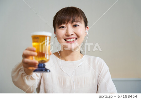 オンライン飲み会　Zoom飲み会　LINE飲み会　ズーム飲み会　カメラ目線　ウェブカメラ目線　 67198454