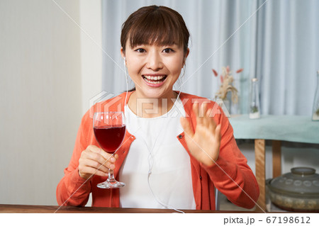 オンライン飲み会 Zoom飲み会 LINE飲み会 ズーム飲み会 カメラ目線 ウェブカメラ目線 オンライン飲み会 Zoom飲み会 LINE飲み会 ズーム飲み会 カメラ目線 ウェブカメラ目線 67198612