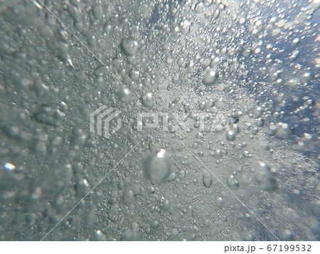 激しい気泡とともに 67199532