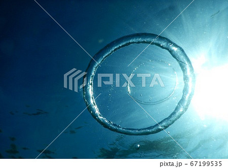 二つ重なるバブルリング 67199535