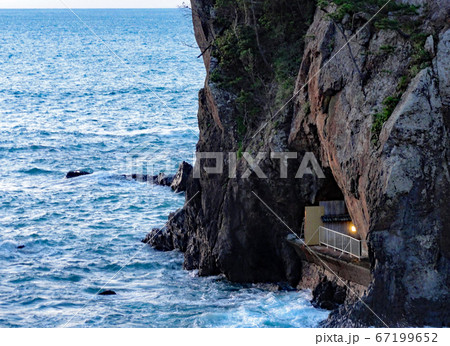 朝日を浴びる洞窟風呂 67199652