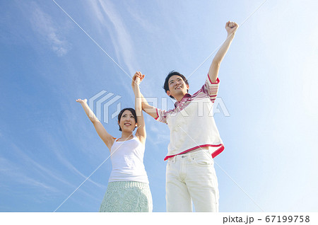 ジャンプするカップル ジャンプするカップル 67199758