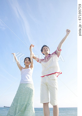 ジャンプするカップル 67199759