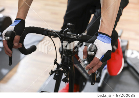 バーチャルサイクリングでトレーニングをする男性手元　ロードバイクイメージ 67200038