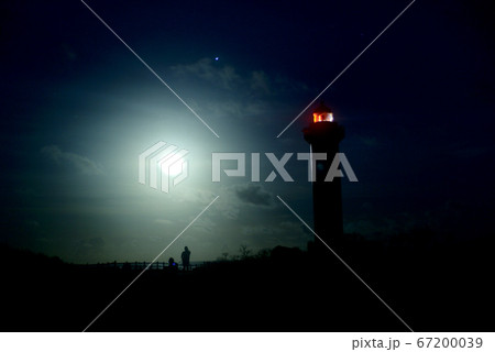 宮古島／東平安名崎の灯台と月 67200039