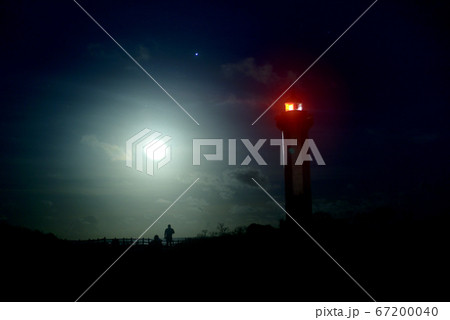 宮古島／東平安名崎の灯台と月 67200040