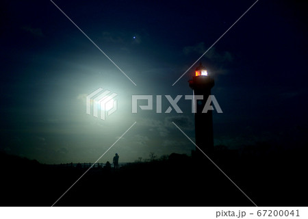 宮古島／東平安名崎の灯台と月 67200041