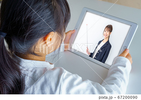 オンライン授業を受ける女の子。 67200090