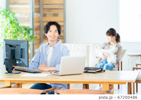 テレワーク　家族　カップル　男性　夫婦　ライフスタイル　カジュアル 67200486