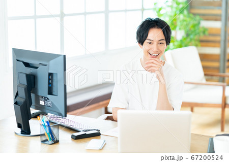 テレワーク 男性 リビング ライフスタイル カジュアル テレワーク 男性 リビング ライフスタイル カジュアル 67200524