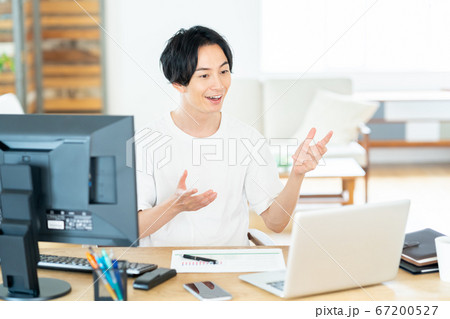 テレワーク 男性 リビング ライフスタイル カジュアル テレワーク 男性 リビング ライフスタイル カジュアル 67200527