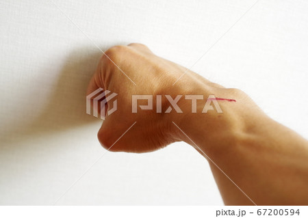 振り上げた男性の拳 67200594