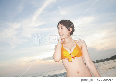 水着女性ポートレート 67200597