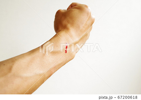 振り上げた男性の拳 67200618