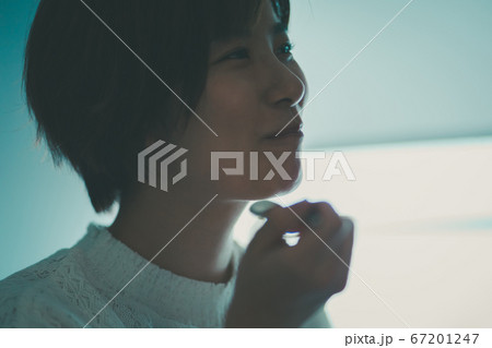 スプーンで食べるアラサー女性 67201247