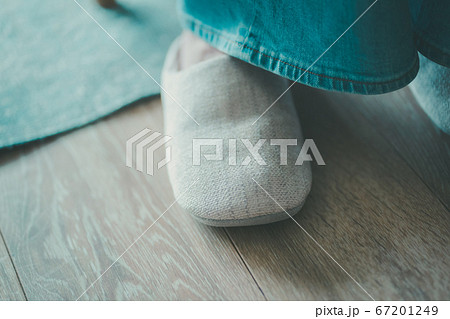 ルームシューズを履いた女性 67201249