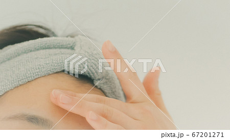 おでこのスキンケアをする30代女性 おでこのスキンケアをする30代女性 67201271