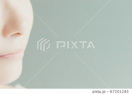 30代女性の鼻口の写真素材 6712
