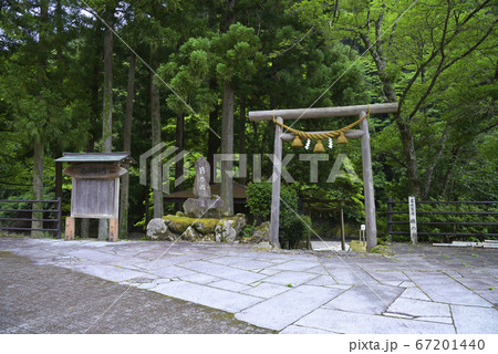 名水百選　鵜の瀬　入口の鳥居（福井県小浜市下根来） 67201440