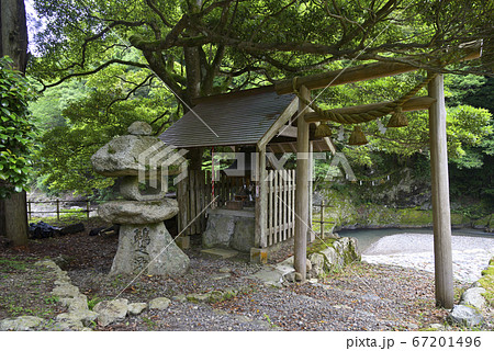 名水百選　鵜の瀬　社と鳥居（福井県小浜市下根来） 67201496