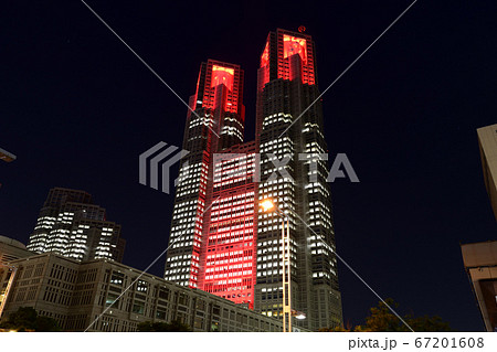 東京アラート　赤くライトアップされた　東京都庁舎 67201608