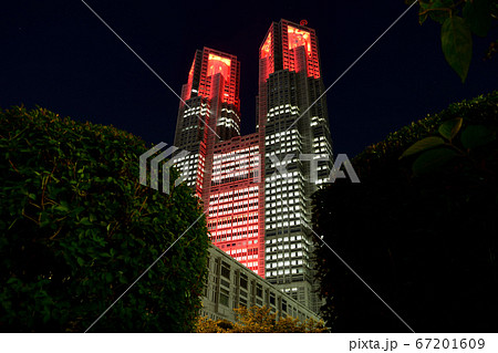 東京アラート 赤いライトアップの 東京都庁舎 67201609