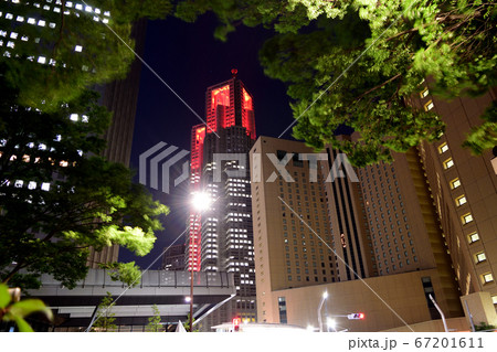 東京アラート 赤くライトアップされた 東京都庁 67201611