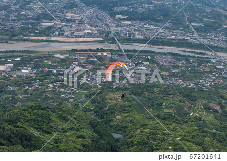 龍門山上空を飛ぶパラグライダー 和歌山県紀の川市 龍門山上空を飛ぶパラグライダー 和歌山県紀の川市 67201641