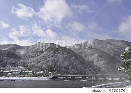 嵯峨野嵐山　渡月橋の雪景 67201794